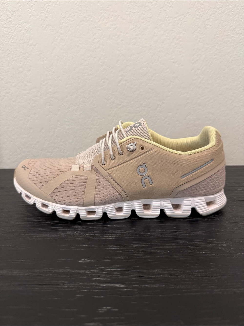 On Running Cloud Women's Size 7.5 Running Shoe Light Beige with Pale Yellow
